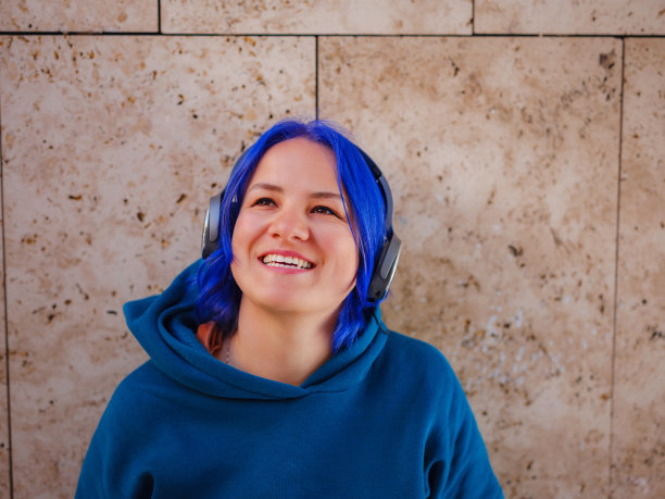 蓝头发的女人在听音乐图片下载