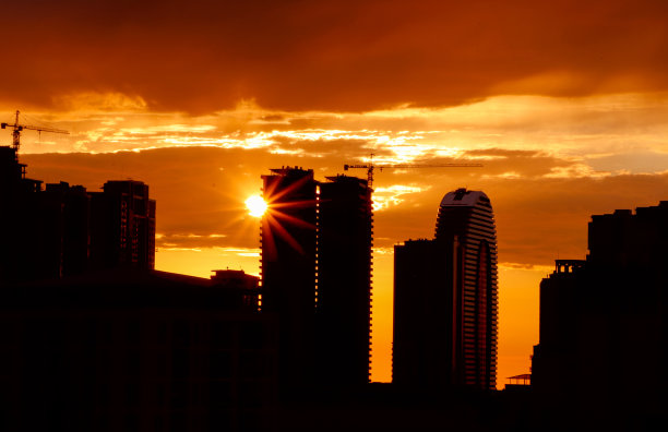 傍晚的城市景观与日落。夕阳在镇上。图片下载