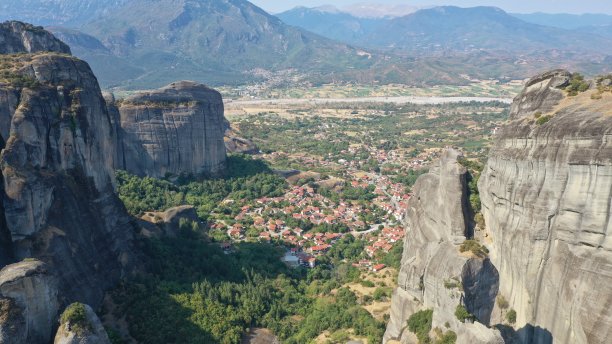 希腊卡拉巴卡的迈泰奥拉修道院图片下载
