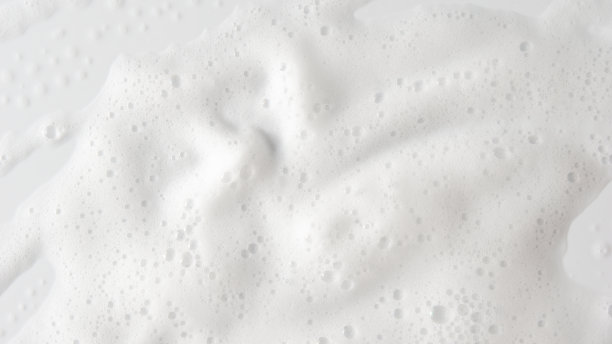 抽象背景白色肥皂泡沫纹理。带有泡沫的洗发泡沫图片下载