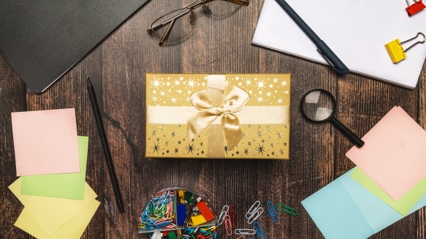 节日信件，贺卡，情人节贺卡，礼品放在办公室的木桌上。俯视图平面布局。图片下载