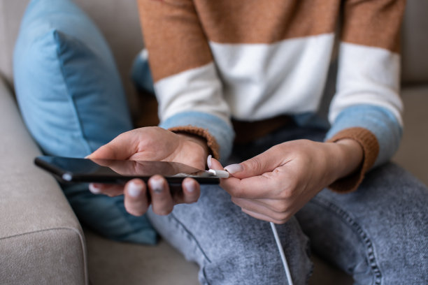 女手插手机充电器、线、充电器图片下载