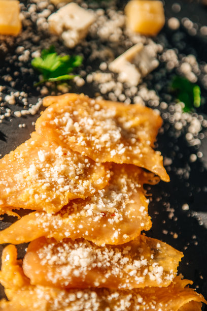 牛肉干配帕尔马干酪，黑底香草。啤酒零食特写图片下载