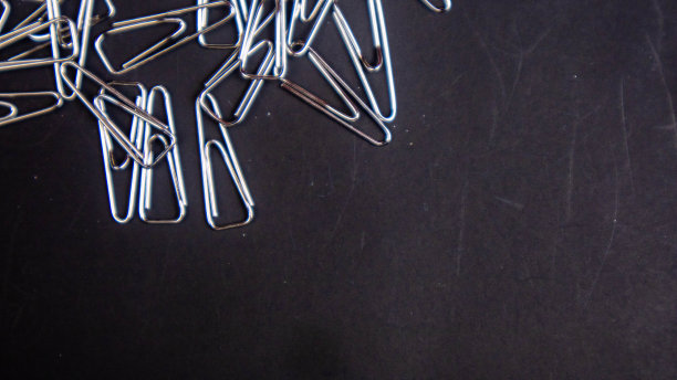 黑色背景上的回形针图片下载