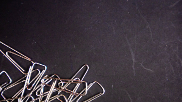 黑色背景上的回形针图片下载