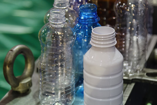 各种形状的塑料瓶容器。图片下载