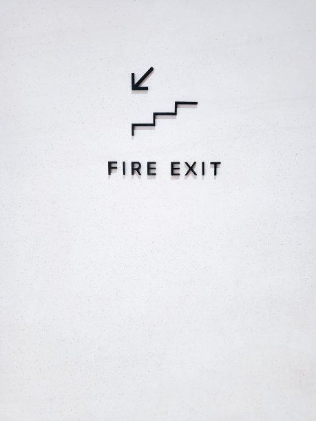 白色背景的安全出口标志。图片下载