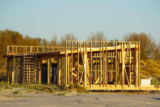 新的未完成的天然木材咖啡馆建筑框架和露台地板在波罗的海海岸图片下载