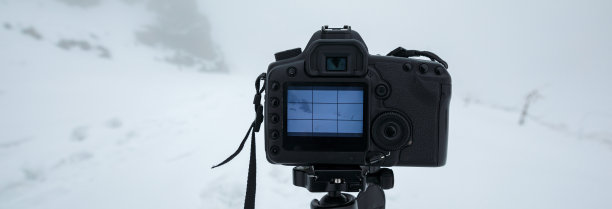 三脚架上的专业相机图片下载