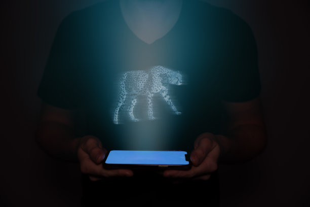 一名来自未来的男子将猎豹的全息图投射到手机上。图片下载