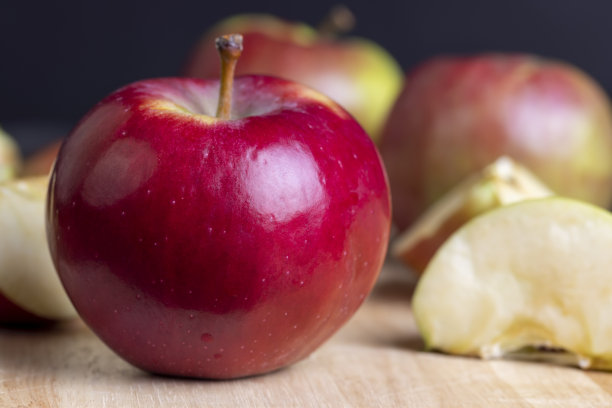 熟透的红色苹果切片图片下载
