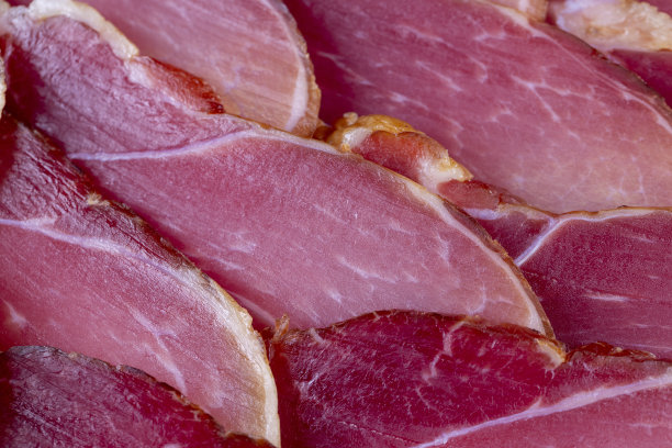 餐桌上的红猪肉干图片下载