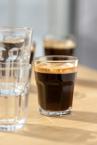 三杯浓缩咖啡放在木板上，还有皮影。图片下载