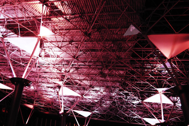 天花板下的金属结构。机场天花板的装饰细节。混凝土梁、玻璃窗和金属元素作为公共建筑的室内设计。抽象前卫的建筑。图片下载