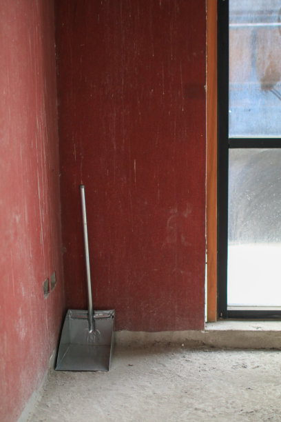 铁制长柄簸箕，红色底面，有复制空间。采购产品扫地和清洁用品，手工家居用品。图片下载