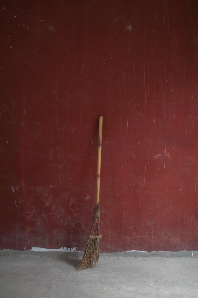 红底木柄扫帚。卫生和家庭清洁。家庭或房间清洁工具。图片下载