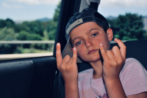 孩子坐在汽车后座，态度冷静图片下载