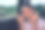 孩子坐在汽车后座，态度冷静图片下载