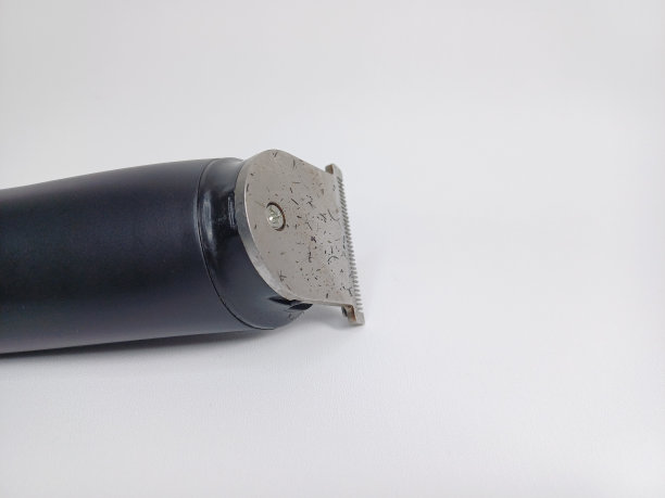 一个旧的和肮脏的黑色发夹孤立在白色的背景图片下载