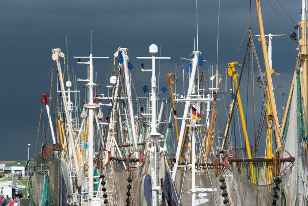 港口渔船的部分视图，映衬着戏剧性的天空图片下载