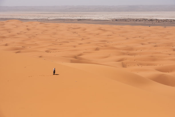 徒步攀登Erg Chebbi沙漠中的Merzouga大沙丘图片下载