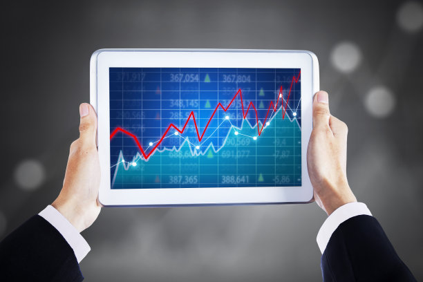 上图为西装革履的商人手持触摸屏图片下载