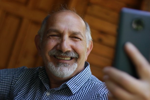 老人带着微笑自拍图片下载