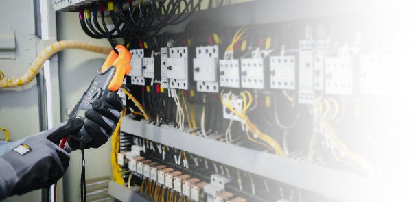 电气工程师测试保护继电器上的电气装置和接线，用万用表进行测量。图片下载