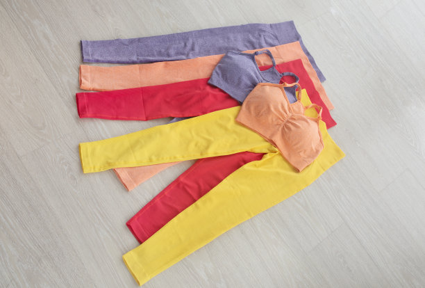 跑步、健身、瑜伽用女式运动服。图片下载