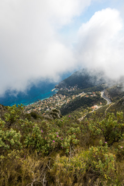埃泽-波德-海，它的别墅和海滩，透过低矮的云层从巴斯蒂德山顶俯瞰图片下载