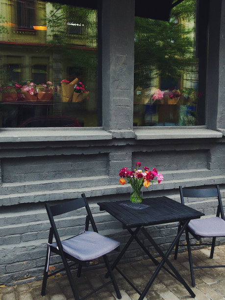 黑色咖啡桌和毛茛图片下载