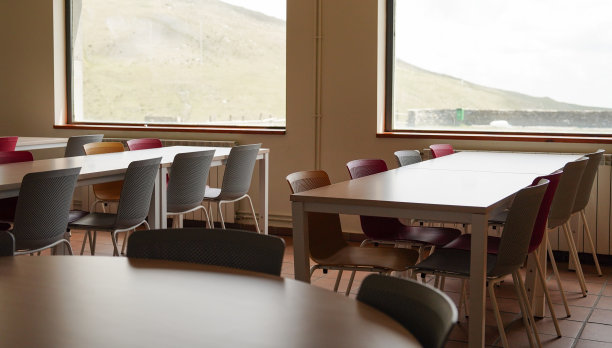 山村里一所乡村学校的教室，桌子和椅子都是空的。回到学校图片下载