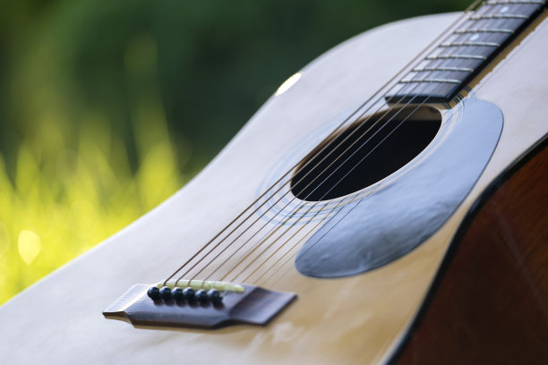 原声吉他户外绿色背景。平静音乐的概念图片下载