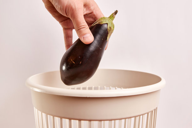 过期的茄子被扔进垃圾桶。处理及循环再造食物产品。图片下载