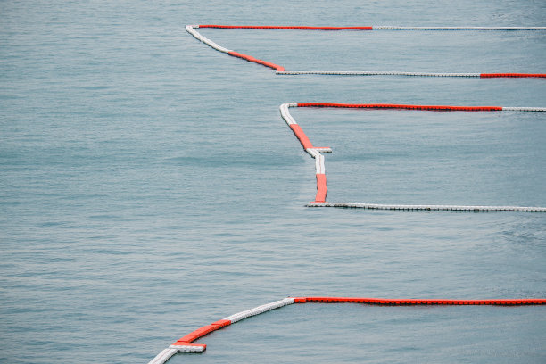 浮标标志漂浮在海滩上。图片下载