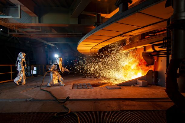 两个工人在工厂里点燃炉子。图片下载