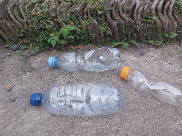 废旧塑料瓶，废旧塑料，废旧塑料饮料图片下载