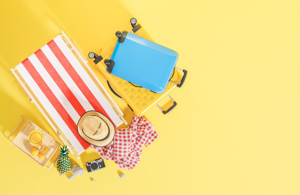 黄色背景上平躺着黄蓝相间的皮箱、沙滩椅和旅行配件。夏季旅游概念。，3d模型和插图。图片下载