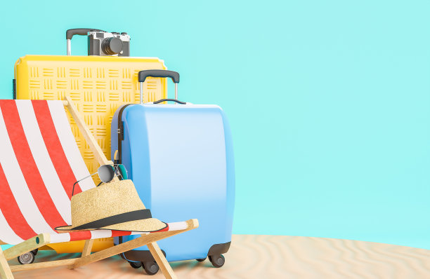 黄色和蓝色的行李箱，沙滩椅和旅行配件在沙架和浅蓝色的背景。夏季旅游概念。，3d模型和插图。图片下载