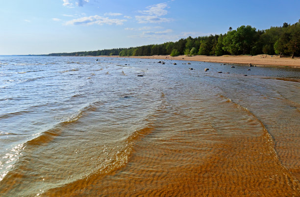 在一个阳光明媚的日子里，海边的沙滩。图片下载
