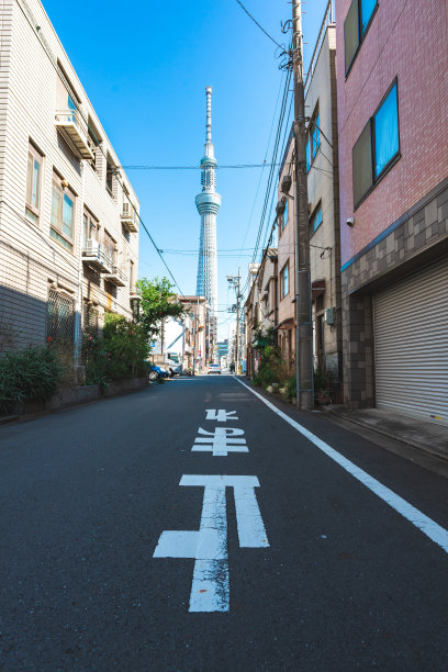 东京市中心(浅草)狭窄的街道上有小商店和住宅图片下载