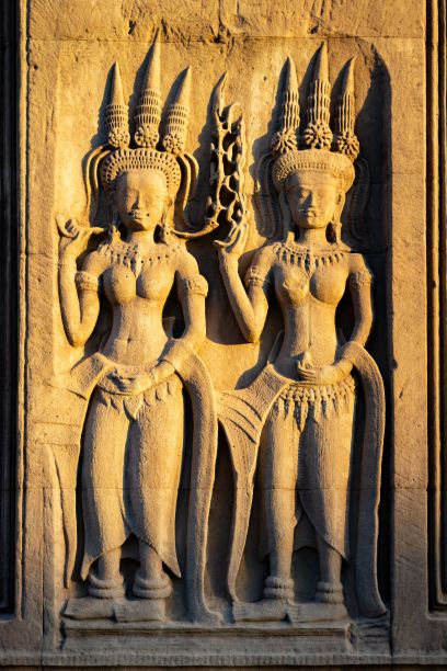 柬埔寨吴哥窟墙上雕刻的垂直照片图片下载