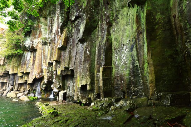 济州岛著名的旅游景点天井瀑布图片下载