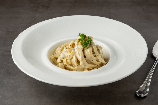 白瓷盘上刚做的意大利宽面图片下载