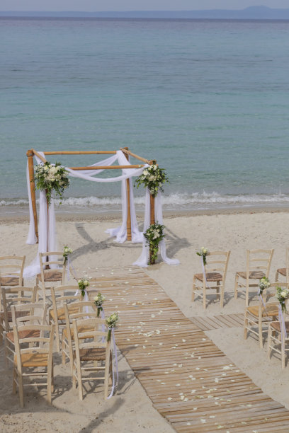户外沙滩婚礼仪式设置，沙滩婚礼场地，没有人，简单的波西米亚风格图片下载