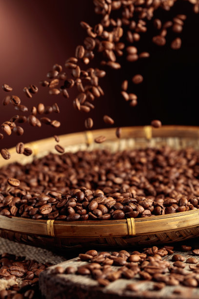 中度烘焙的咖啡豆被倒入一个篮子里。图片下载