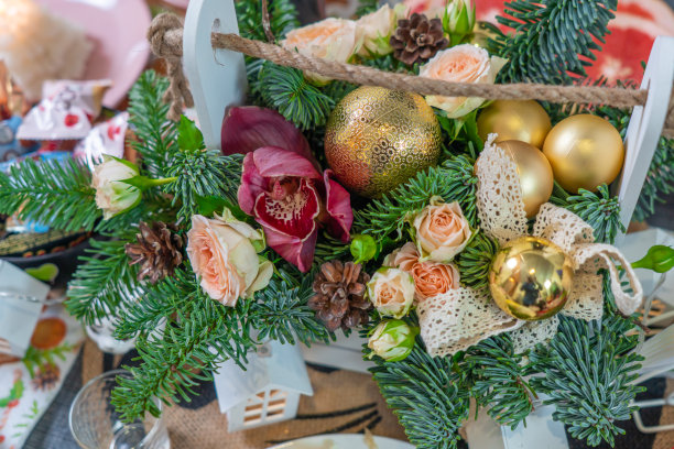 圣诞装饰用饰品和鲜花，特写。圣诞树上挂满了玩具和花环图片下载