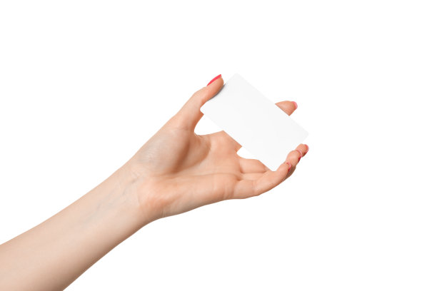 一个女人手里拿着一张全白的名片，上面写着文案。图片下载