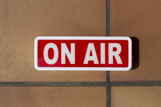 红底白字“在空中”的广告牌或指示牌。在不同的表面。在厕所里图片下载