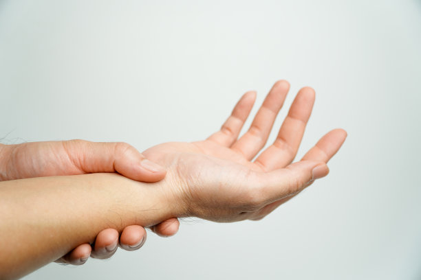 医疗保健理念。亚洲男子患办公室综合症，手关节疼痛。腕管综合症。图片下载